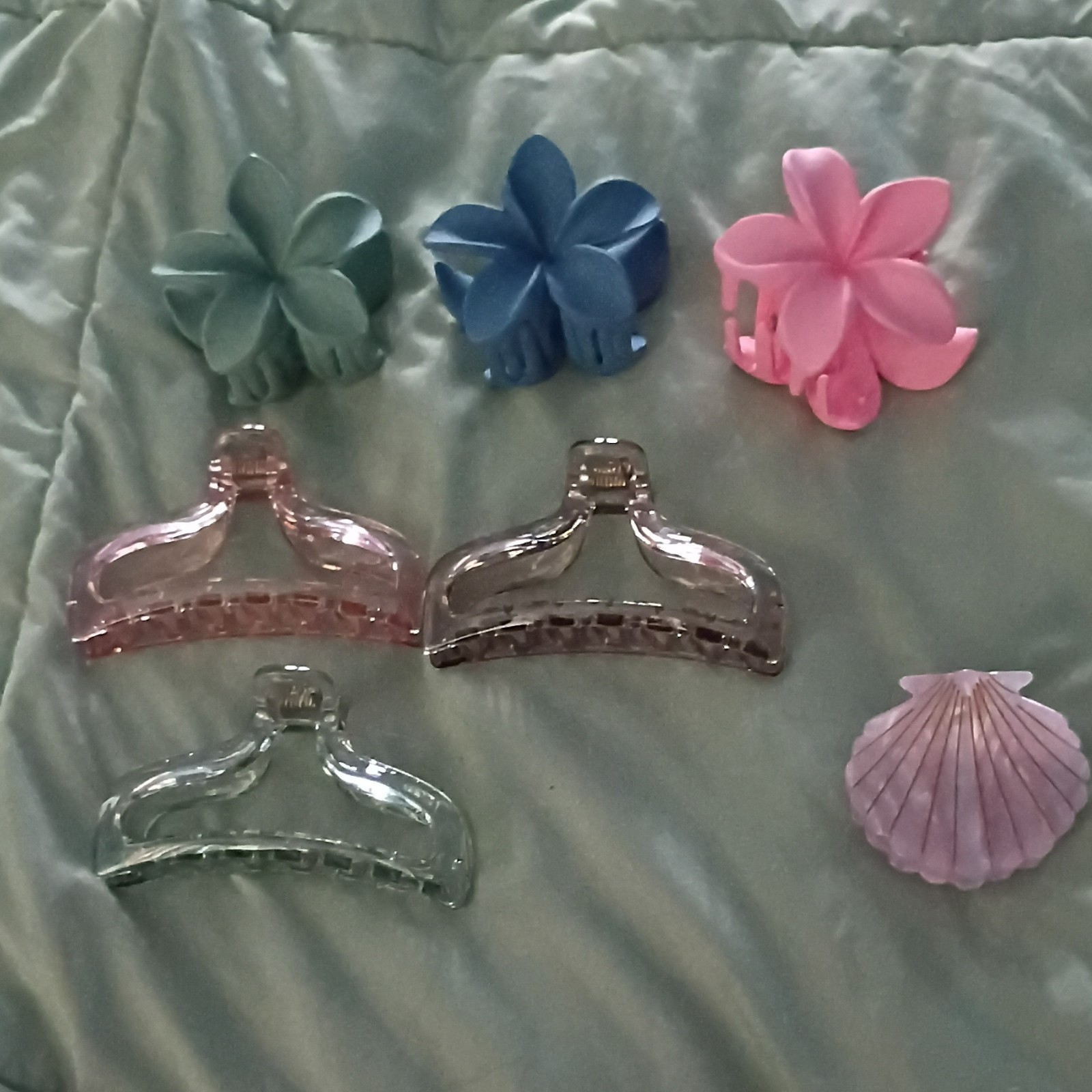Lot of 7 Plastic Hair Claw Clips Multicolor Flower Design Solid Pattern