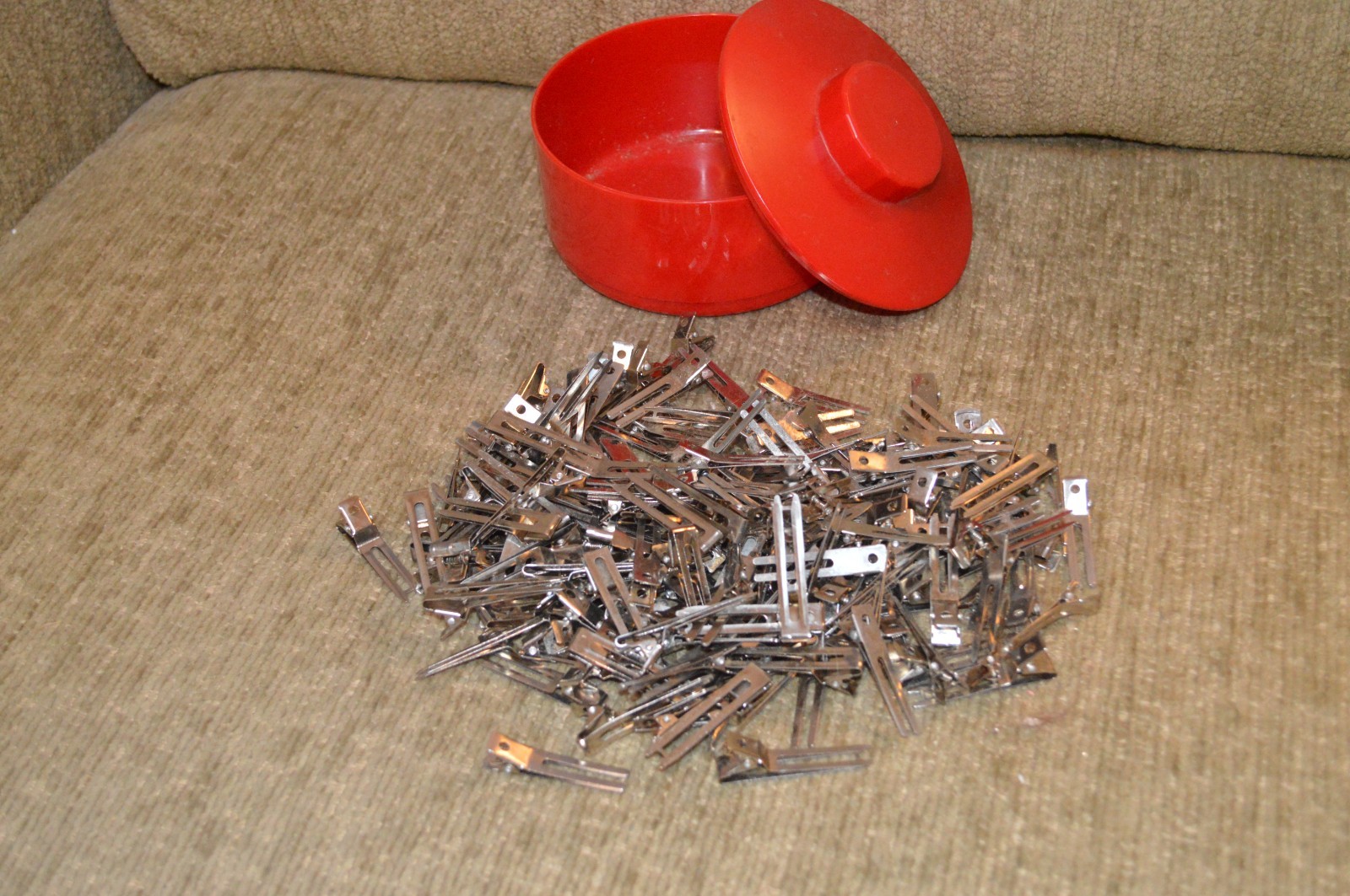 Vtg Lot of 163 Metal Double Prong Curl Hair Roller Clips in Tupperware 2062A-2