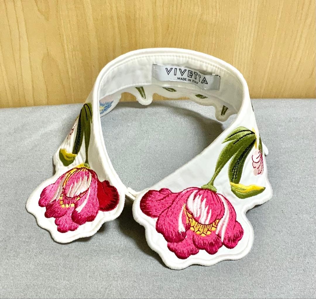 VIVETTA Embroidered Collar White – Pre-Owned with Some Wear
