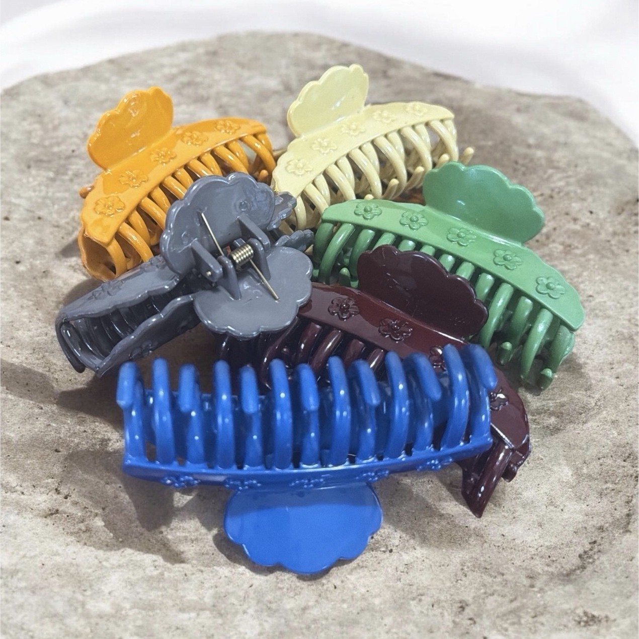Women’s Multicolor Flower Hair Claw Clip, Plastic Solid Pattern, pack of 6