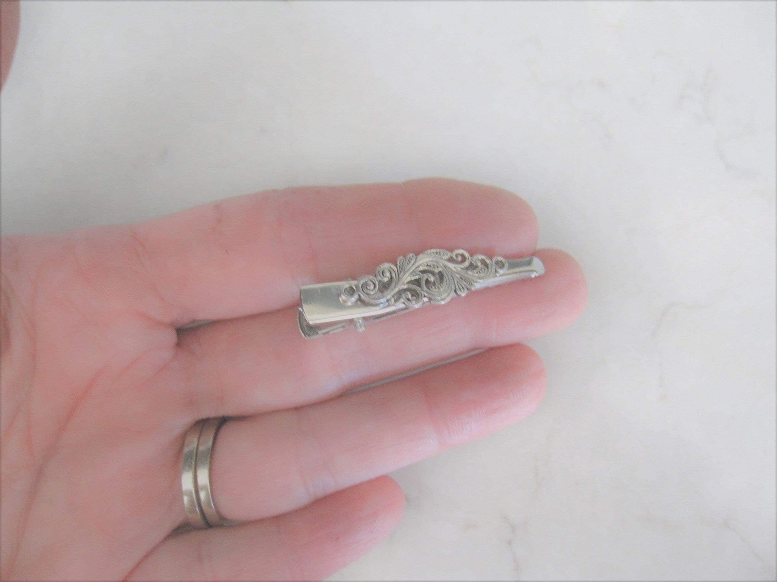 Small silver tone metal filigree alligator hair claw clip clamp fine hair