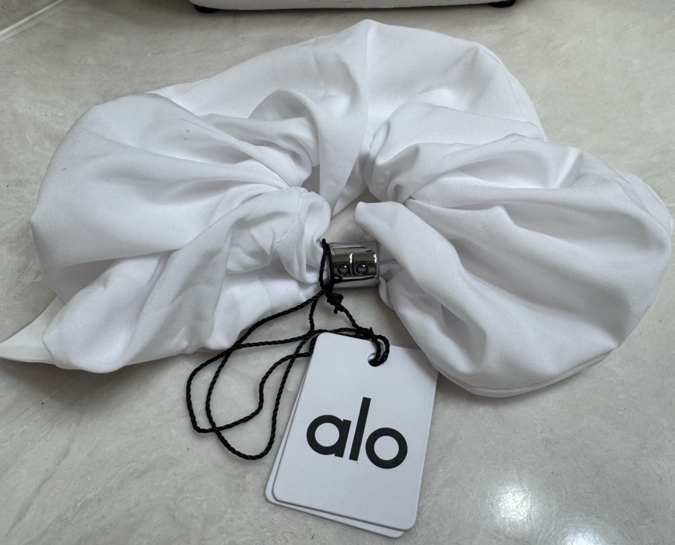 New With Tag White Alo Yoga Bead It Oversized Scrunchie One Size