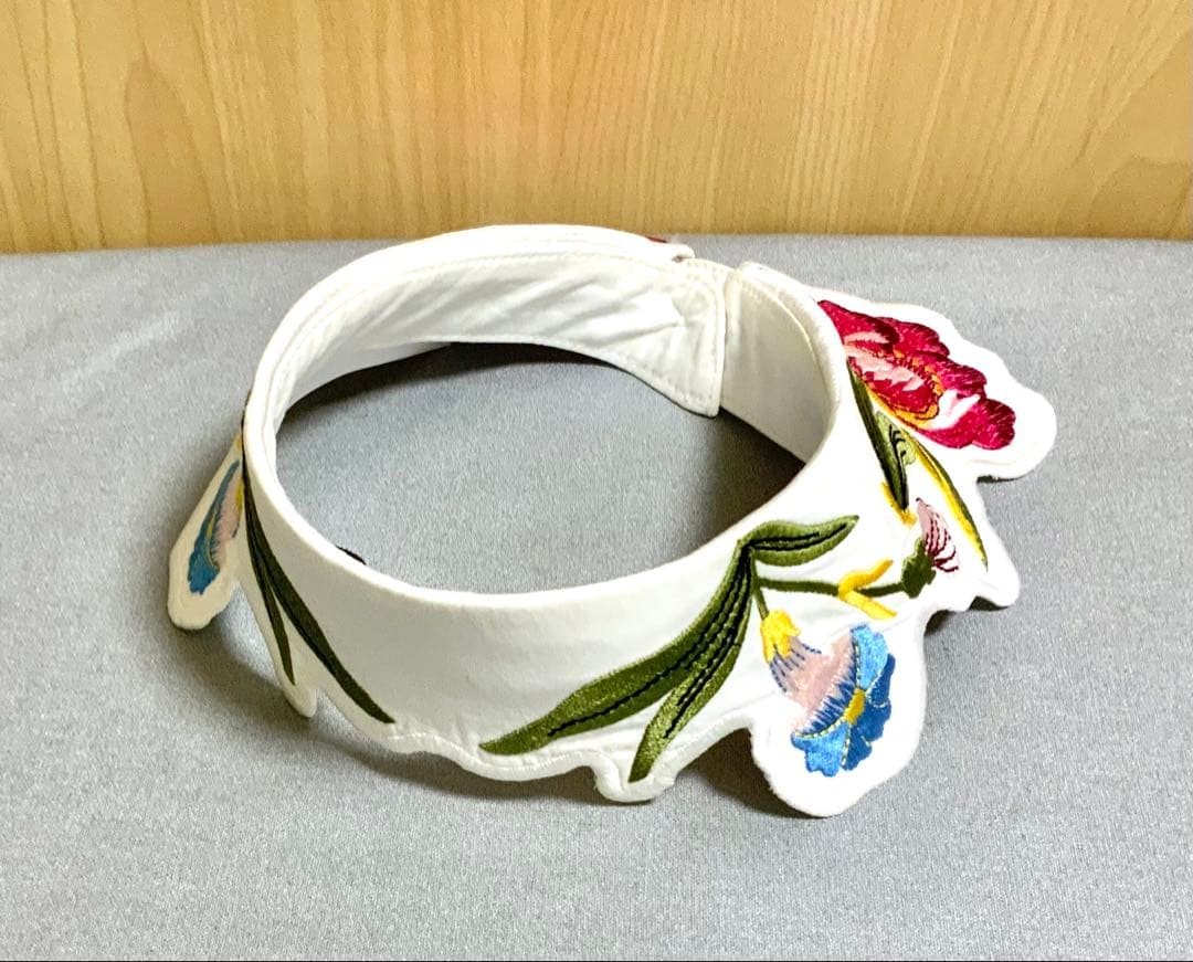 VIVETTA Embroidered Collar White – Pre-Owned with Some Wear