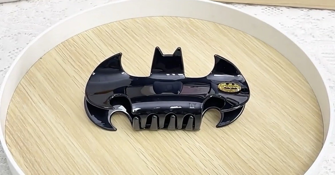 New BATMAN Logo Claw Clip SUPER HERO Hair Clips Barrette BAT Symbol DARK KNIGHT