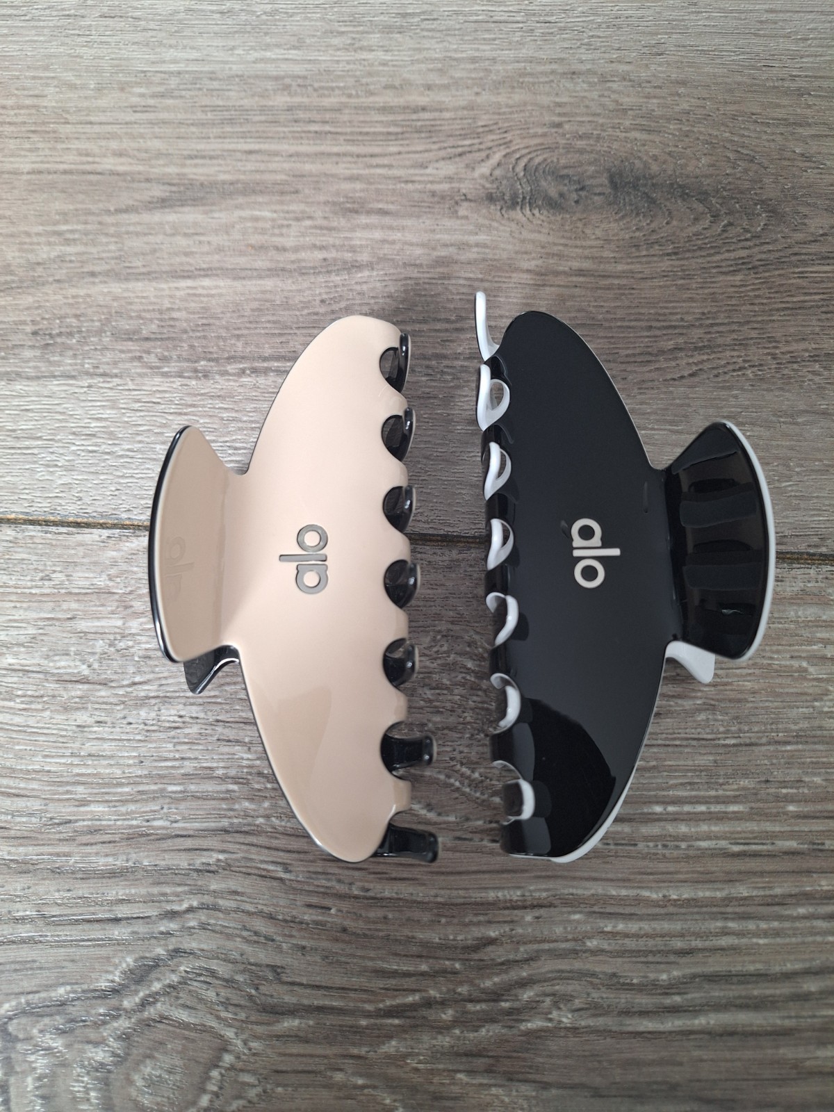 2 Alo Large Claw Clips – Macadamia/Black and Black/White