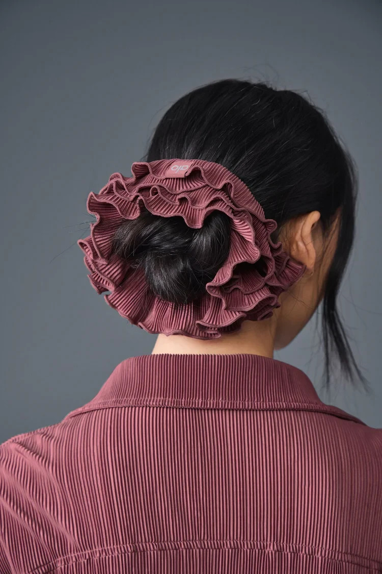 ALO yoga Micro Plisse Oversize Scrunchie – Burgundy Truffle