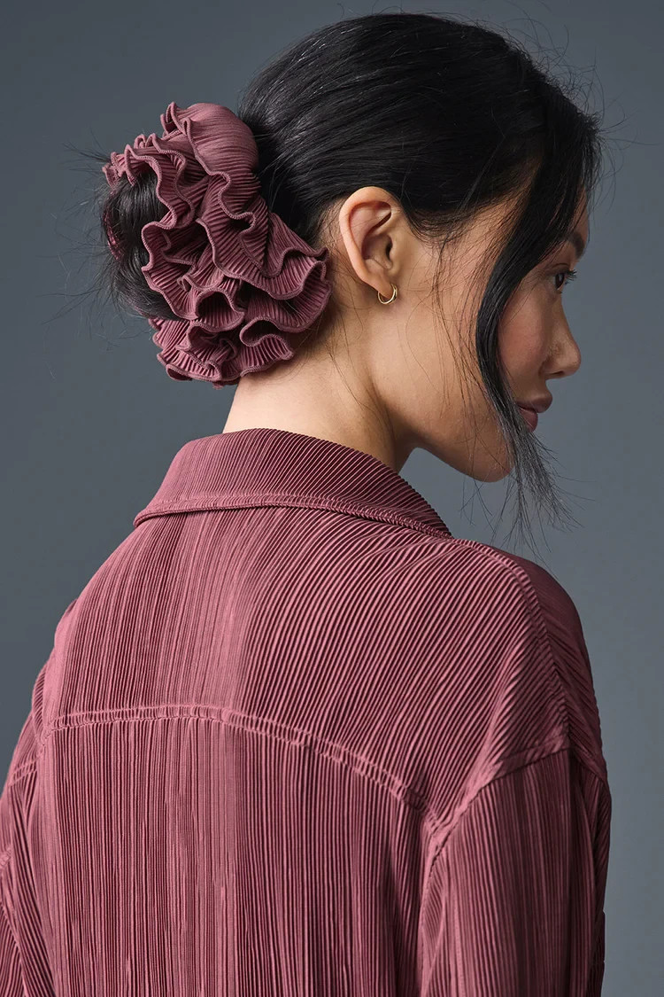 ALO yoga Micro Plisse Oversize Scrunchie – Burgundy Truffle