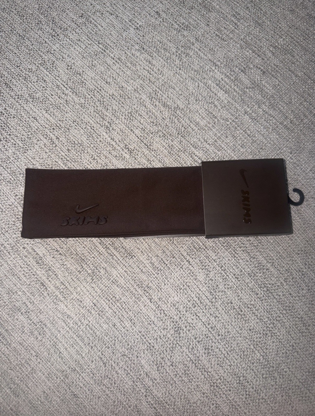 Nike Skims Women’s Headband Dark Sepia Brown New