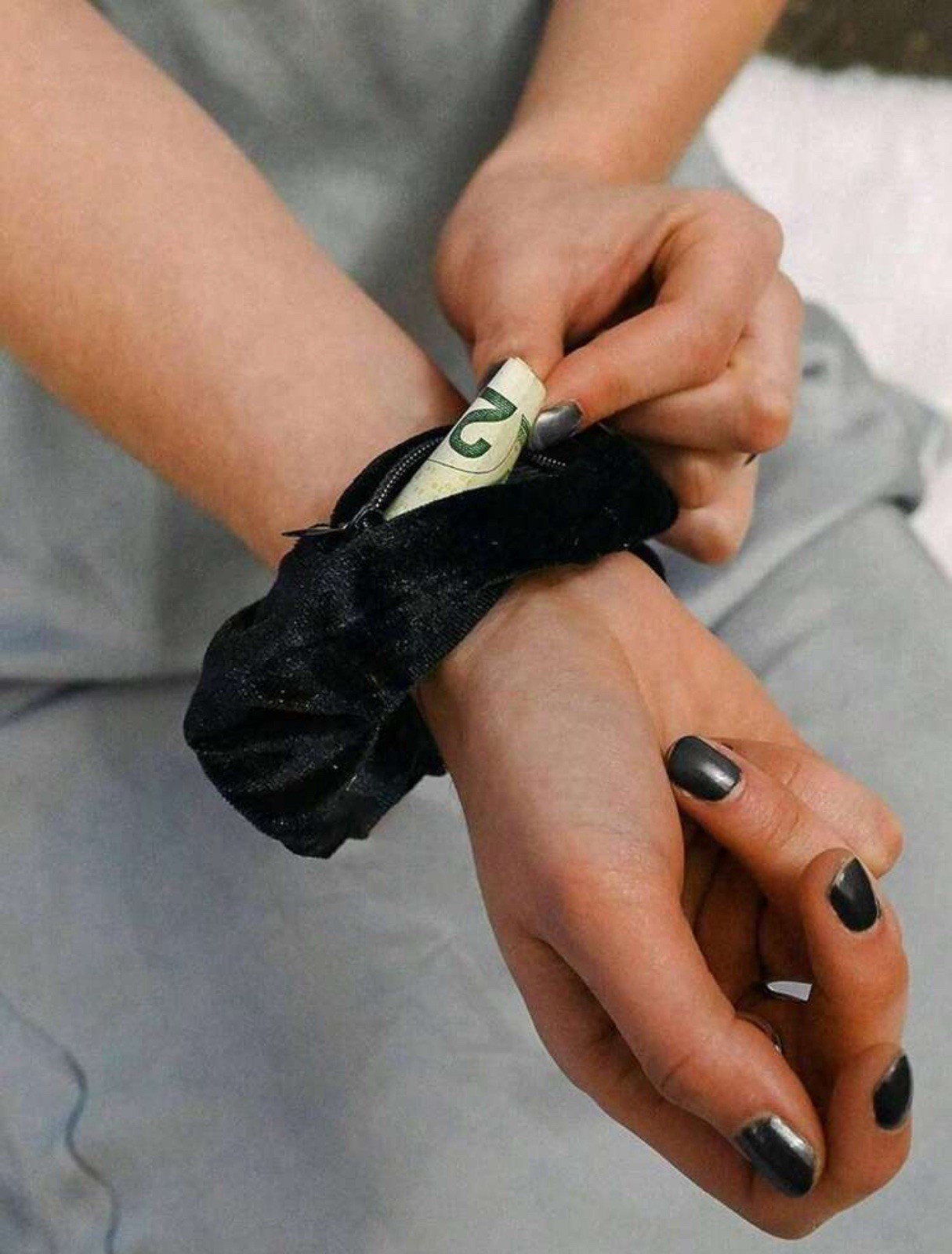 1pc Hair Tie Pouch with Hidden Zipper Pocket for Keys, Cash, or Earbuds – NEW