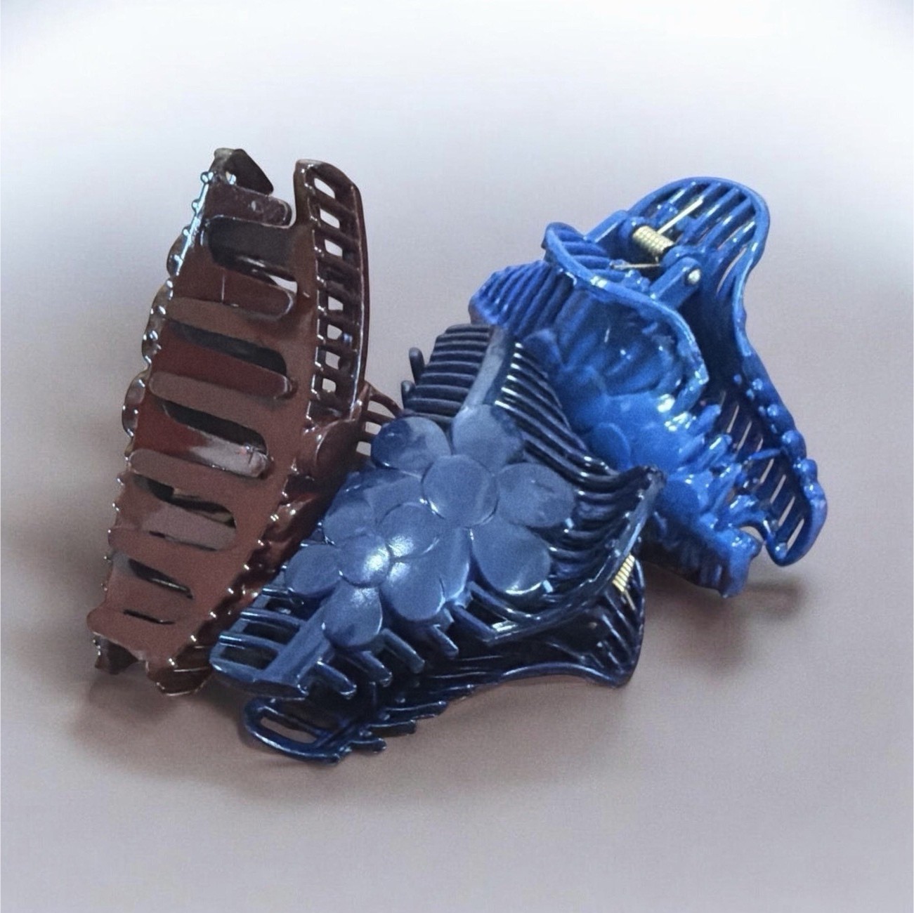 Women’s Blue Brown Flower Hair Claw Clips Lot of 3 Plastic Solid Pattern