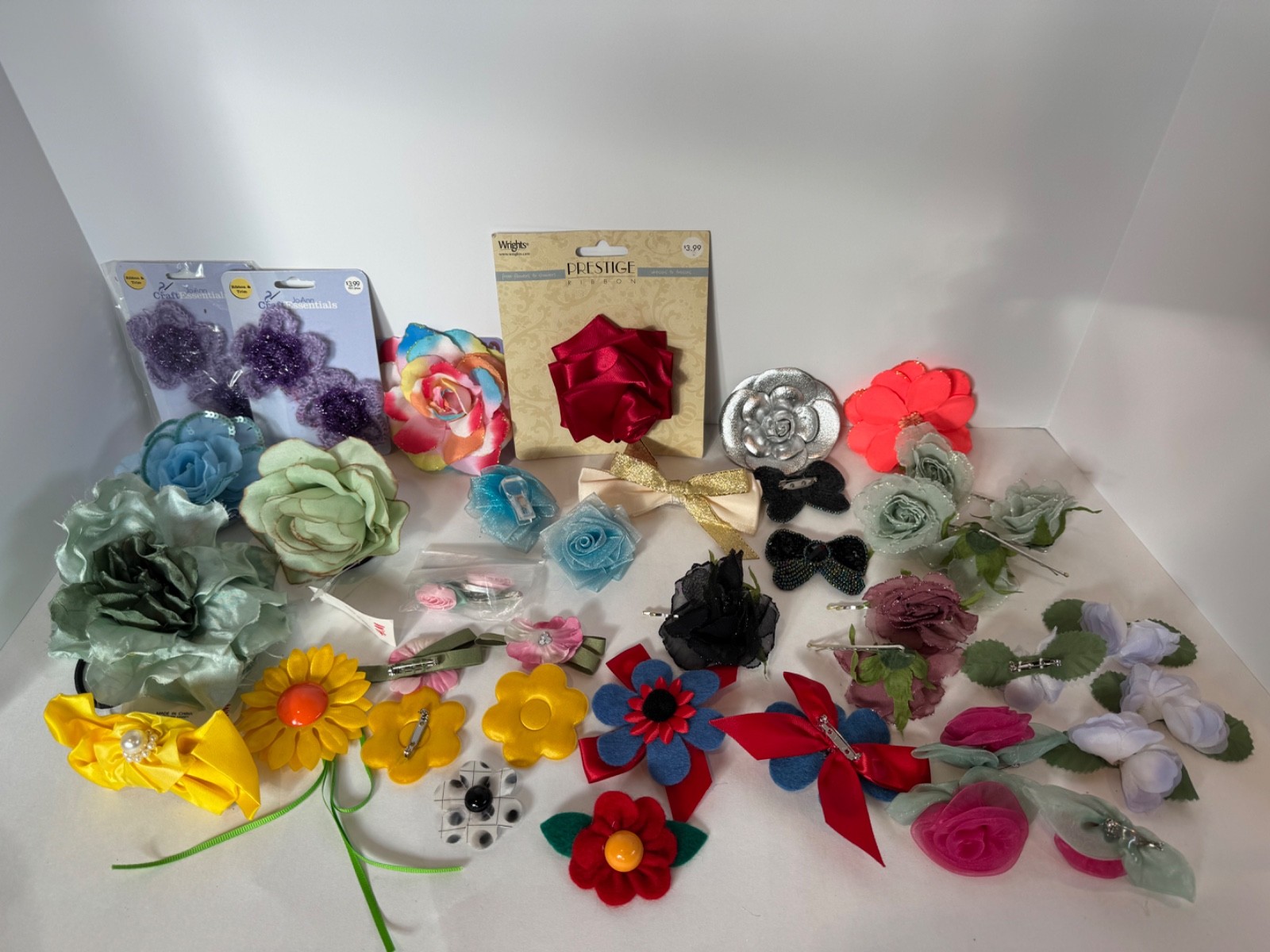 Lot of 40+ Vintage & Modern Flower pins, brooches, hair clips, felt, sequin bows