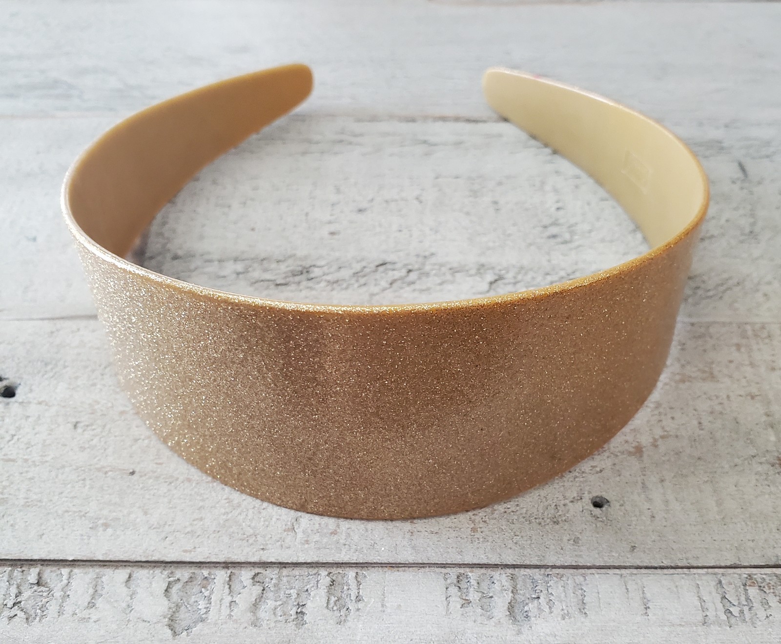 Stylish gold glitter headband. Perfect for adding sparkle to any outfit.