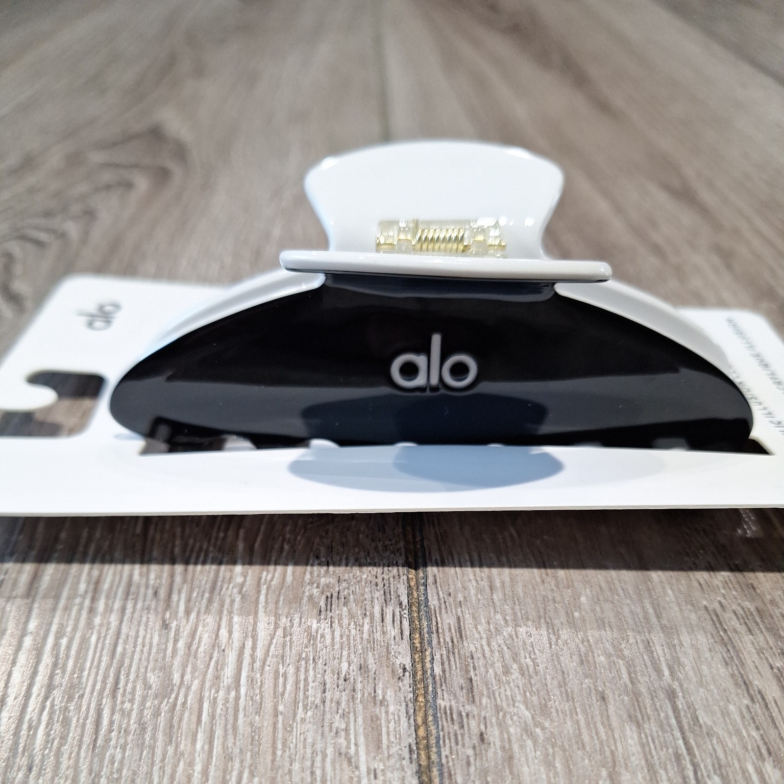 2 Alo Large Claw Clips – Macadamia/Black and Black/White