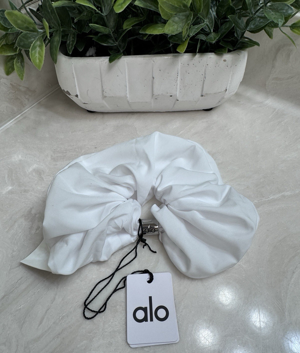 New With Tag White Alo Yoga Bead It Oversized Scrunchie One Size