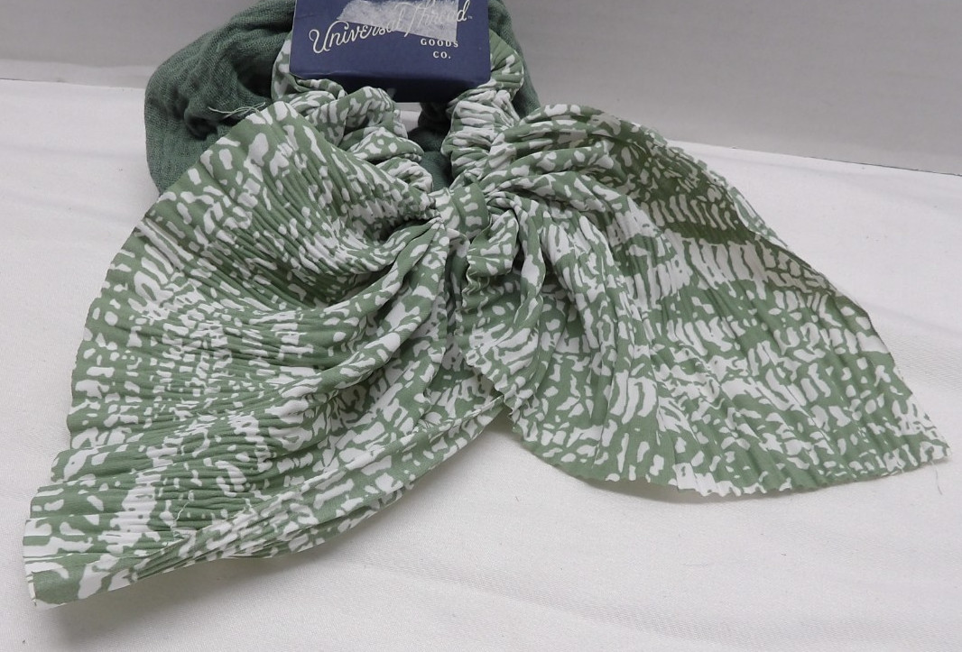 Universal Thread Twisters Set of 2 Green Hair Ties (1) Chiffon Bow (1) Woven NEW