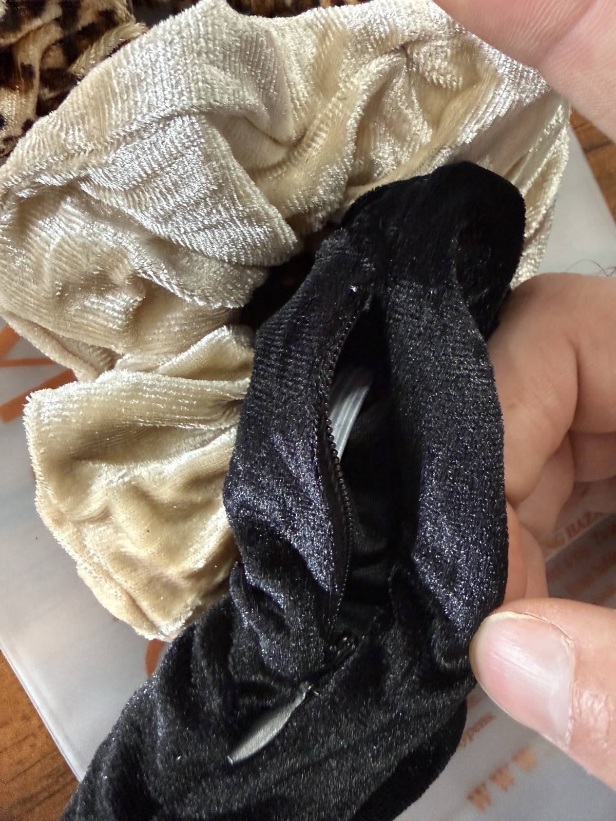 Smunchys Zipper Pocket Scrunchies Lot Of 3 Velvet Black, Leopard & Cream New USA