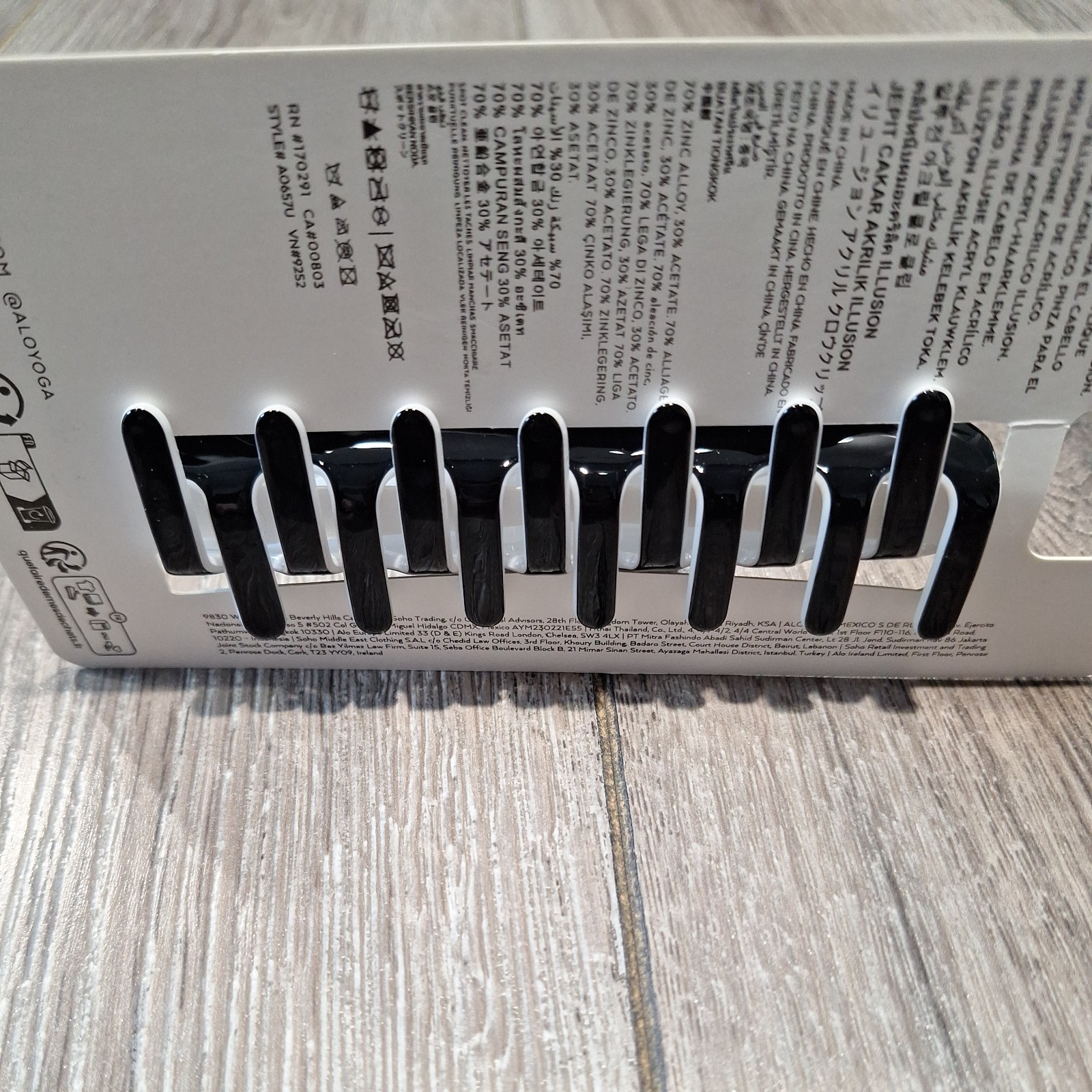 2 Alo Large Claw Clips – Macadamia/Black and Black/White