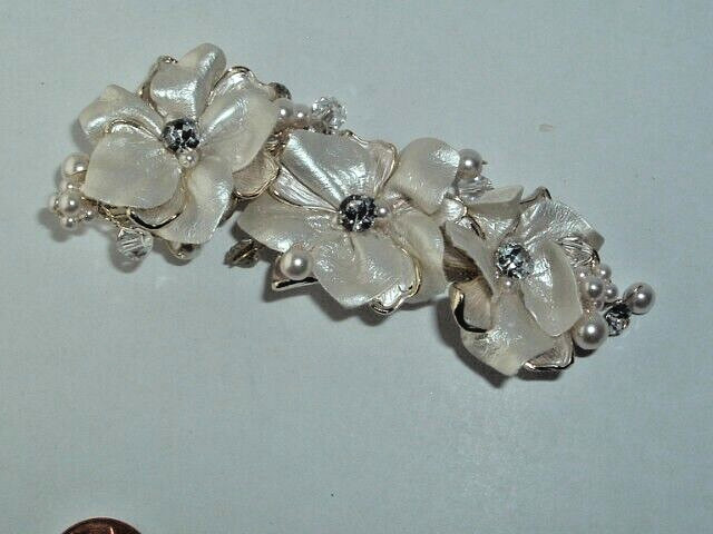 CREAM FABRIC FLOWERS ACCENTED IN RHINESTONE FAUX PEARL CRYSTAL BEAD HAIR CLIP