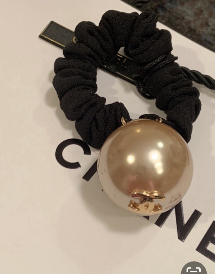 CHANEL CC LOGO NEW Pearl Hair Scrunchie w/authenticity stamp