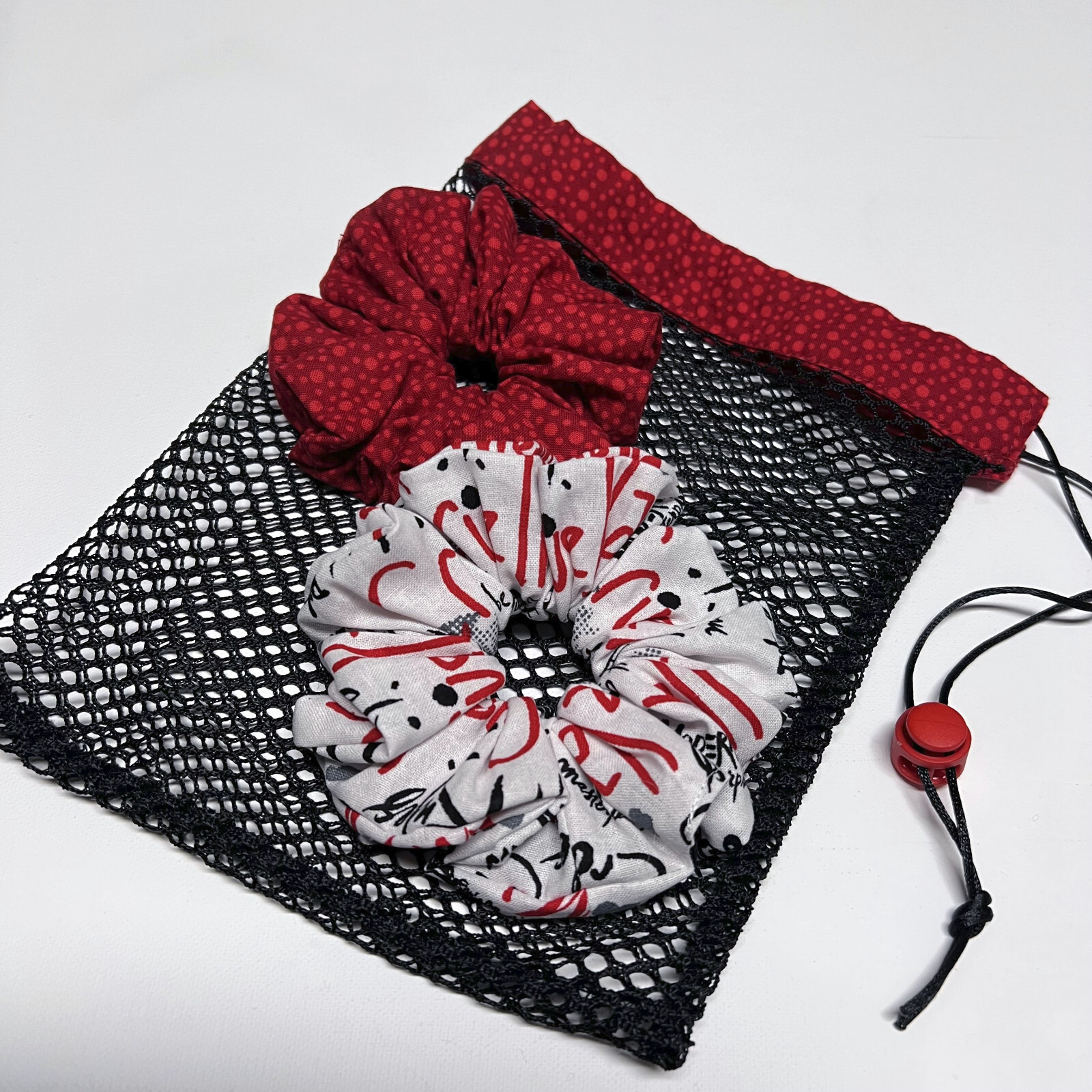 2 pack large scrunchies and free laundry bag, red and white scrunchies