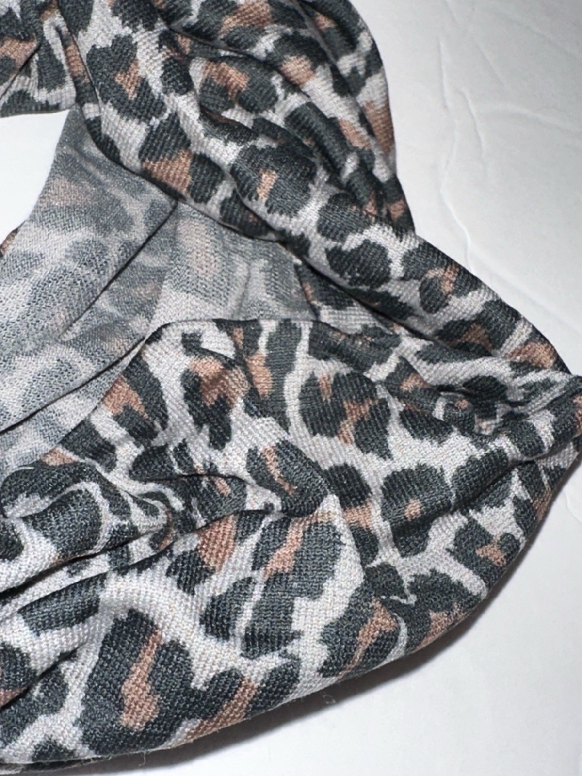 SCUNCI One Piece Gray & Brown Leopard Print Headwrap Seamless Comfort Luxe Feel