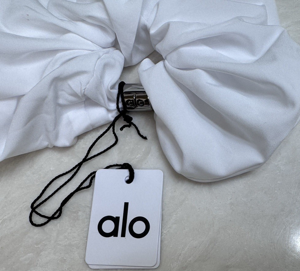 New With Tag White Alo Yoga Bead It Oversized Scrunchie One Size